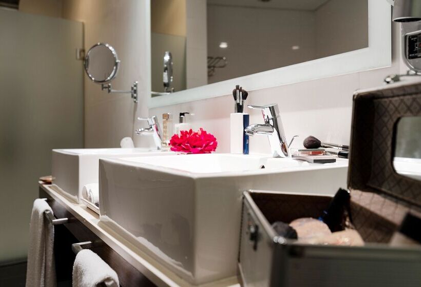 اتاق خانوادگی, Ax The Palace