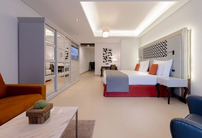 اتاق خانوادگی, Ax The Palace