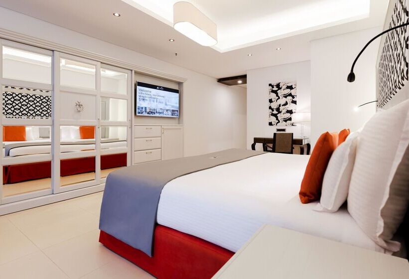 اتاق خانوادگی, Ax The Palace