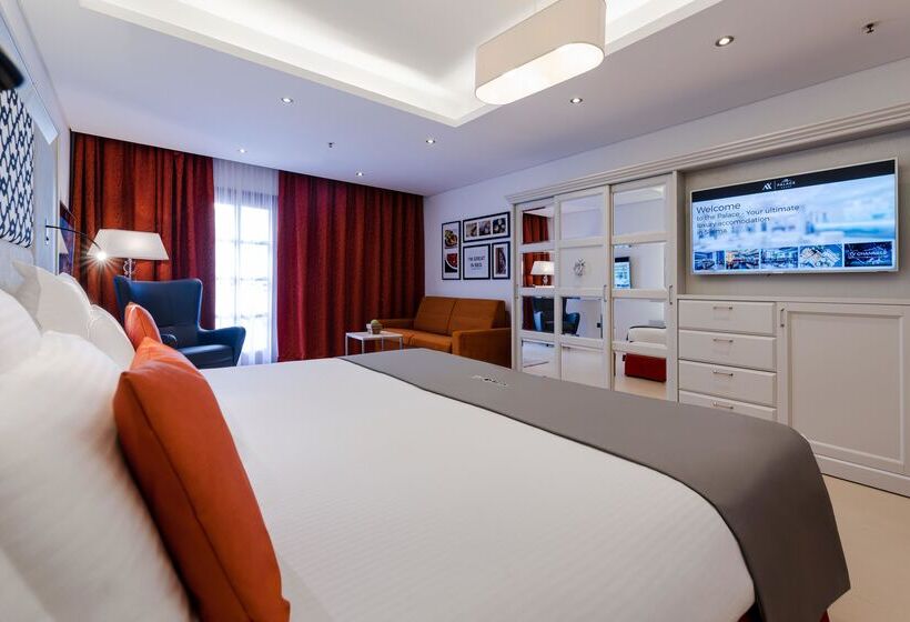 اتاق خانوادگی, Ax The Palace