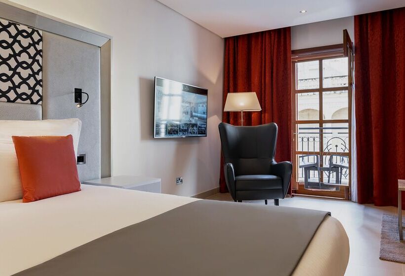 اتاق خانوادگی, Ax The Palace