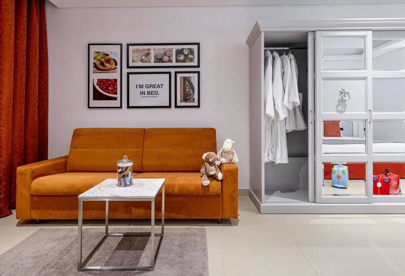 اتاق خانوادگی, Ax The Palace