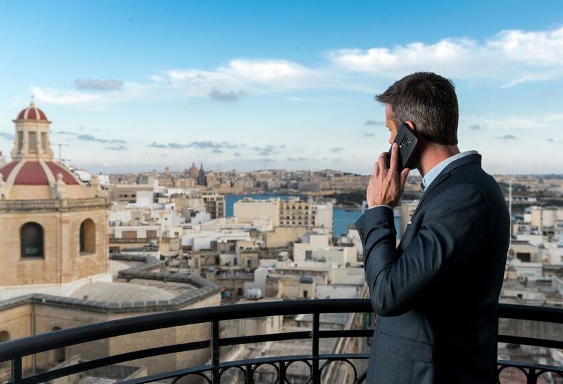 سوییت, Ax The Palace