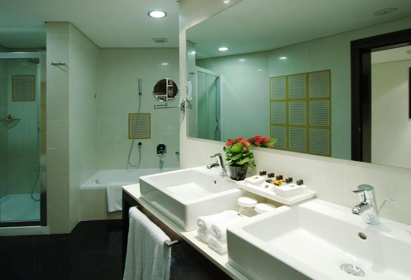 سوییت, Ax The Palace