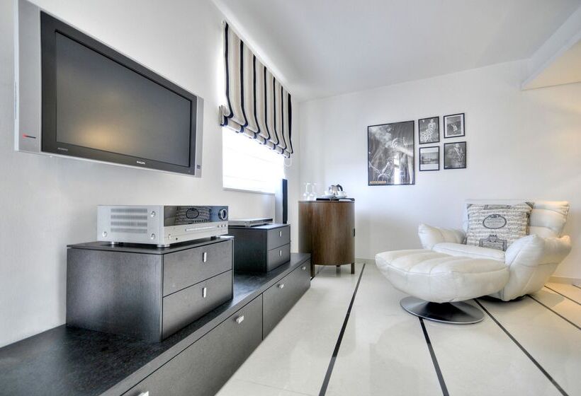 سوییت, Ax The Palace