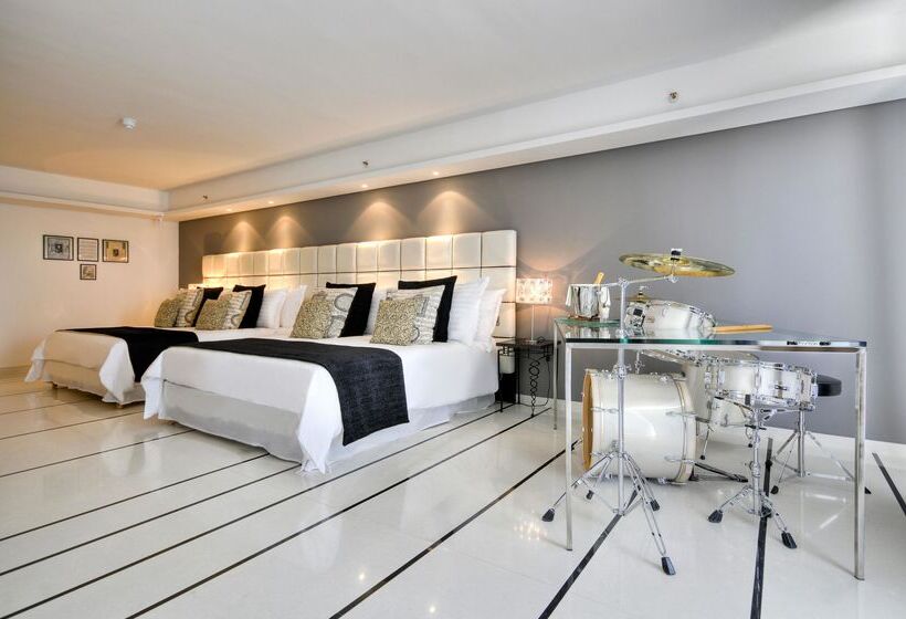 سوییت, Ax The Palace