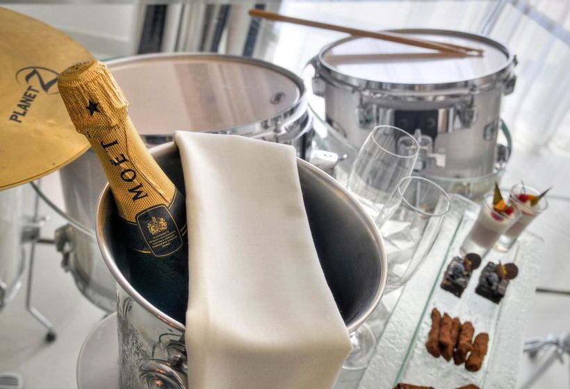 سوییت, Ax The Palace