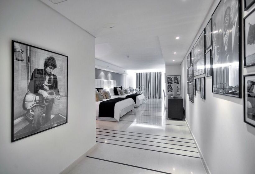 سوییت, Ax The Palace