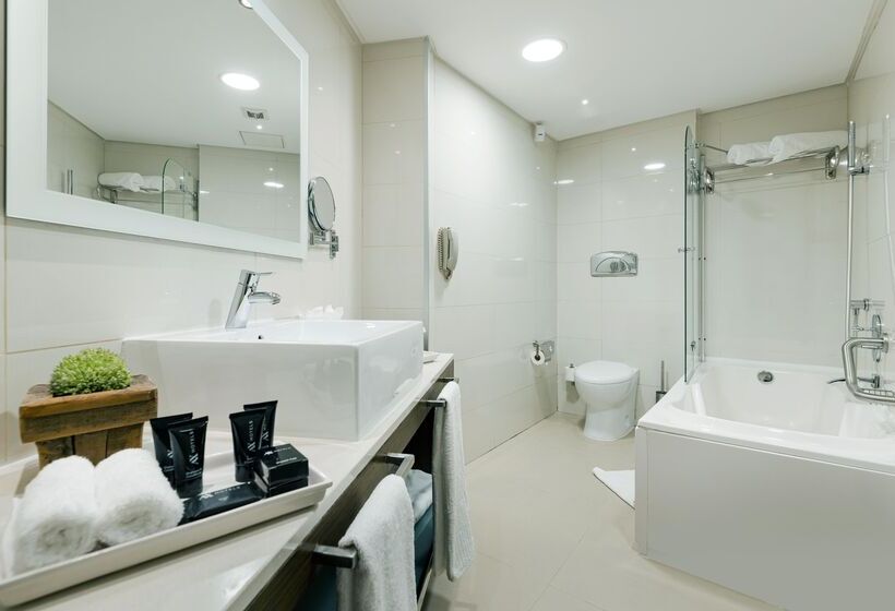 اتاق راحتی, Ax The Palace