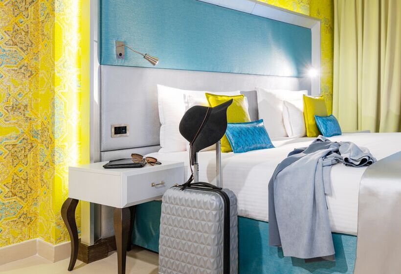 اتاق راحتی, Ax The Palace