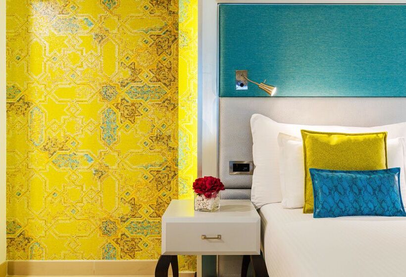 اتاق راحتی, Ax The Palace