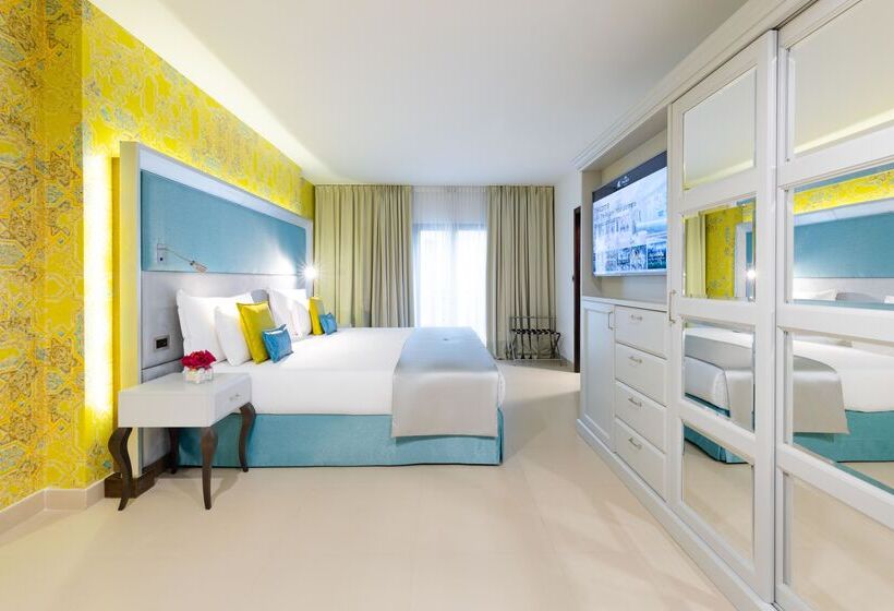 اتاق راحتی, Ax The Palace