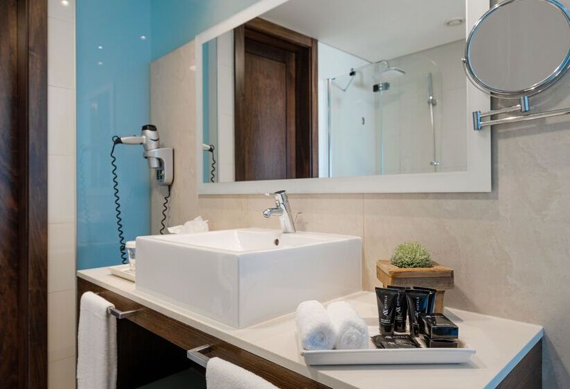 سوییت, Ax The Palace