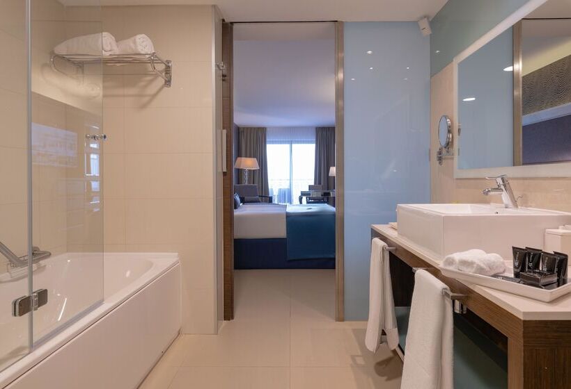 اتاق اجرایی, Ax The Palace