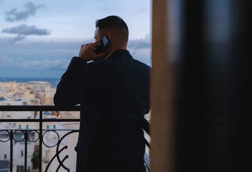 اتاق اجرایی, Ax The Palace