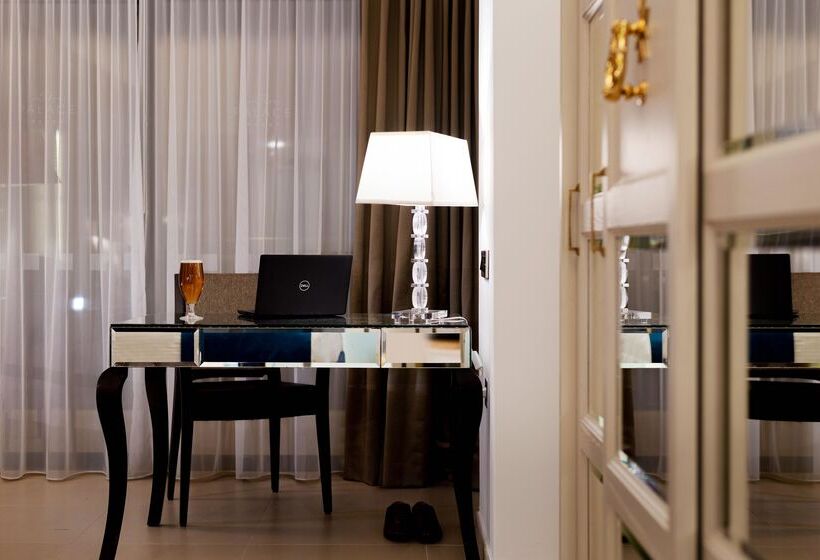 اتاق اجرایی, Ax The Palace