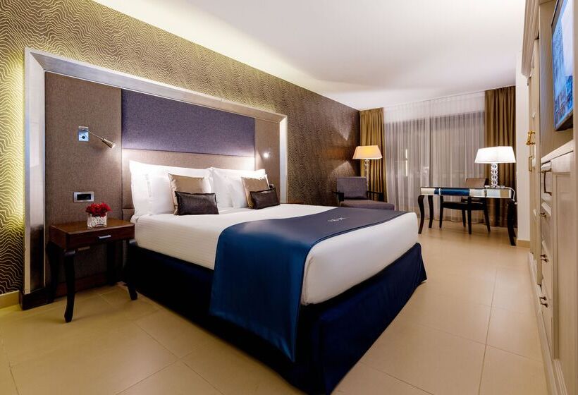 اتاق اجرایی, Ax The Palace