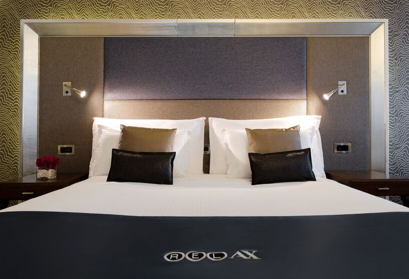 اتاق اجرایی, Ax The Palace