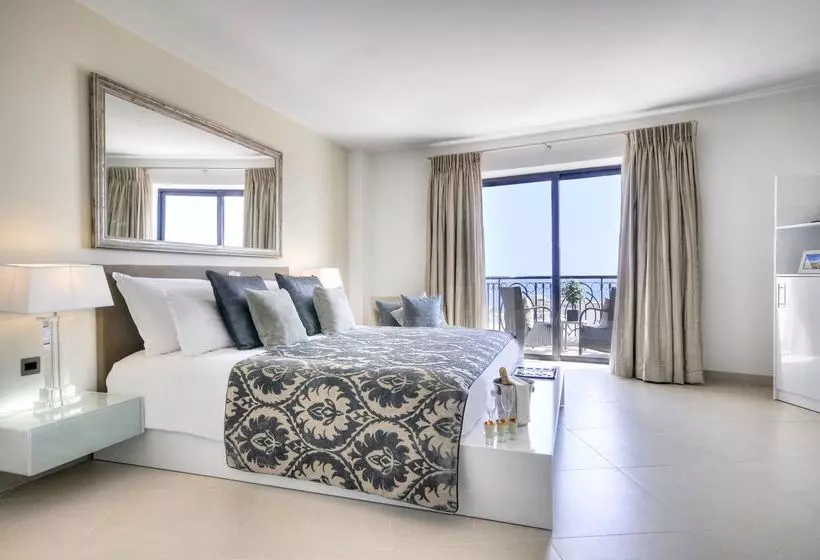 سوییت, Ax The Palace