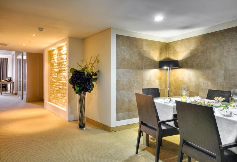 سوییت, Ax The Palace