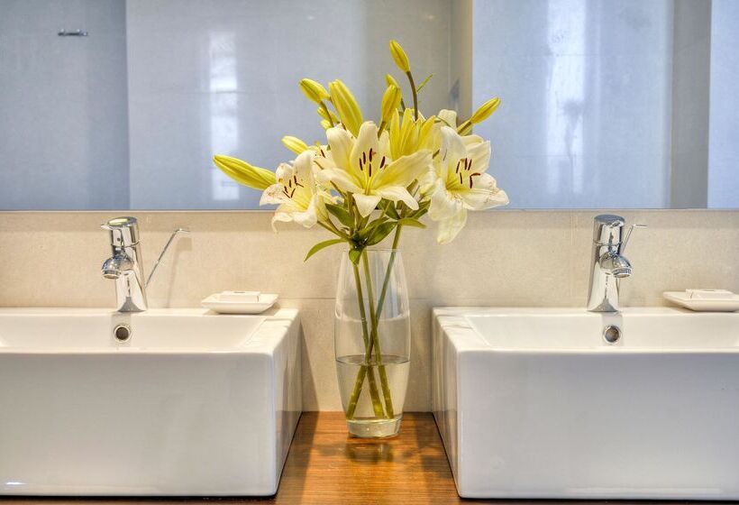 سوییت, Ax The Palace