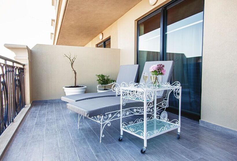 سوییت, Ax The Palace