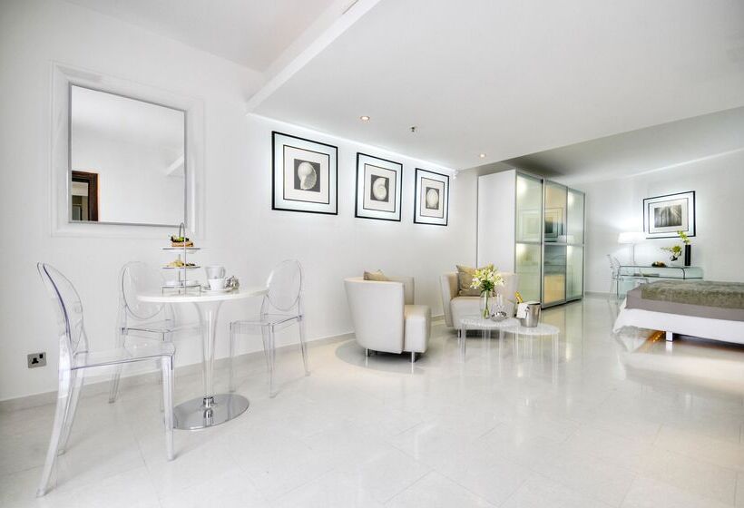 سوییت, Ax The Palace