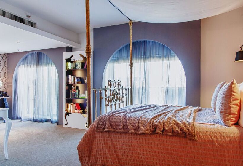 سوییت, Ax The Palace