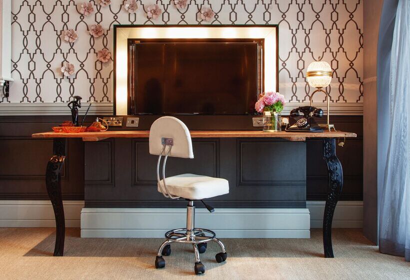 سوییت, Ax The Palace