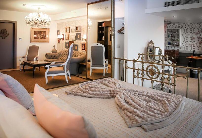 سوییت, Ax The Palace