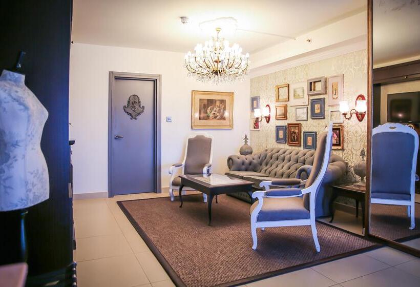 سوییت, Ax The Palace