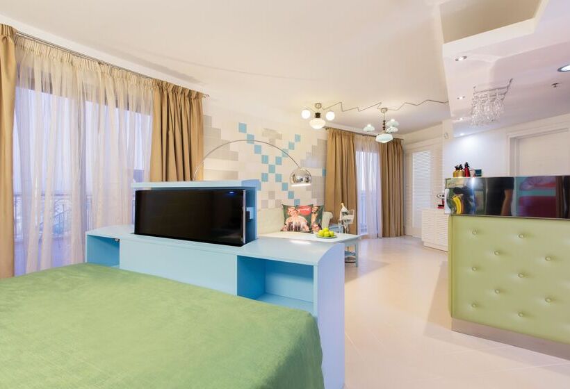 سوییت, Ax The Palace