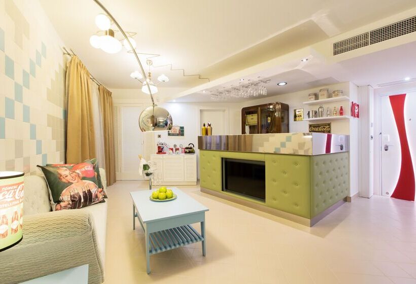 سوییت, Ax The Palace