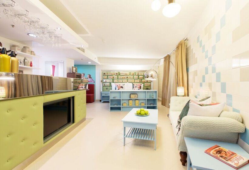 سوییت, Ax The Palace