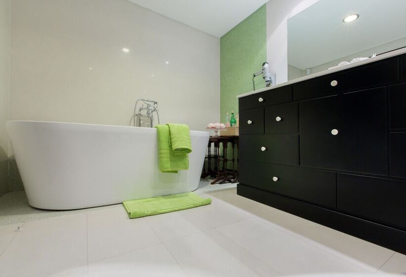 سوییت, Ax The Palace