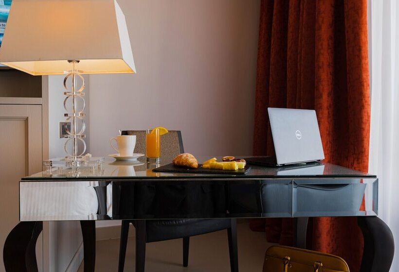 اتاق لوکس, Ax The Palace