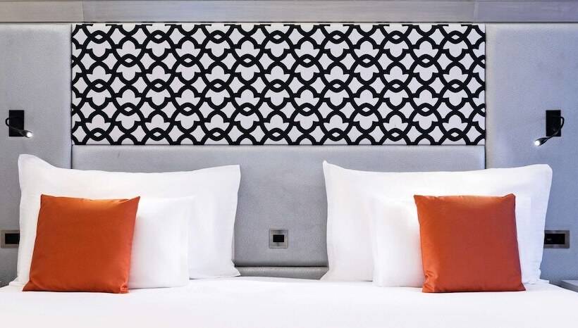 اتاق خانوادگی, Ax The Palace