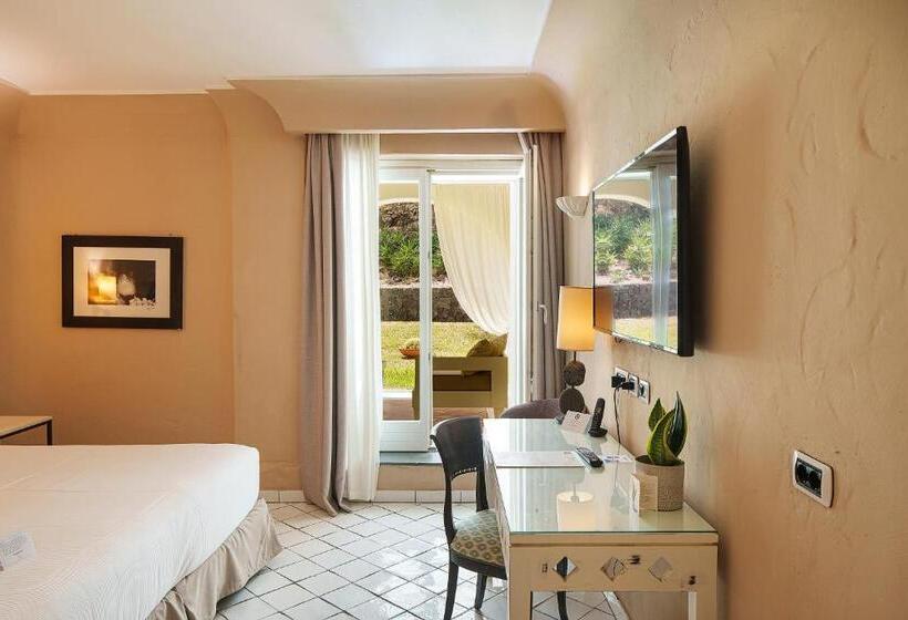 اتاق سوپریور با چشم‌انداز باغ, Therasia Resort Sea And Spa   The Leading Hotels Of The World