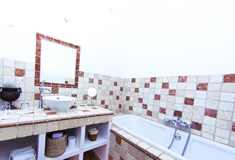 חדר דלוקס לשלושה, L'abri Du Poète