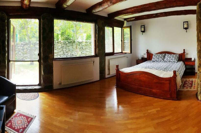 غرفة قياسية ثلاثية, Casa Bunicului