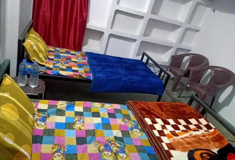 تختخواب در اتاق مشترک, Khajuraho Dreams Homestay