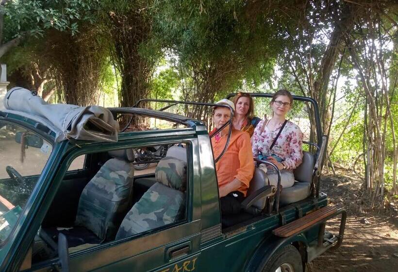 تختخواب در اتاق مشترک, Khajuraho Dreams Homestay