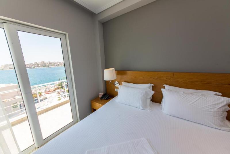 Standard Triple Room Sea View, Agimi