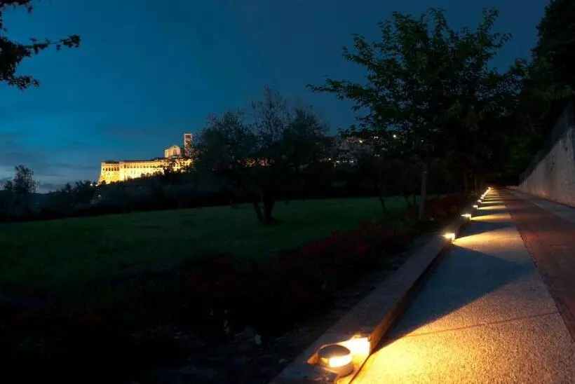 اتاق استاندارد سه نفره, Assisi Garden