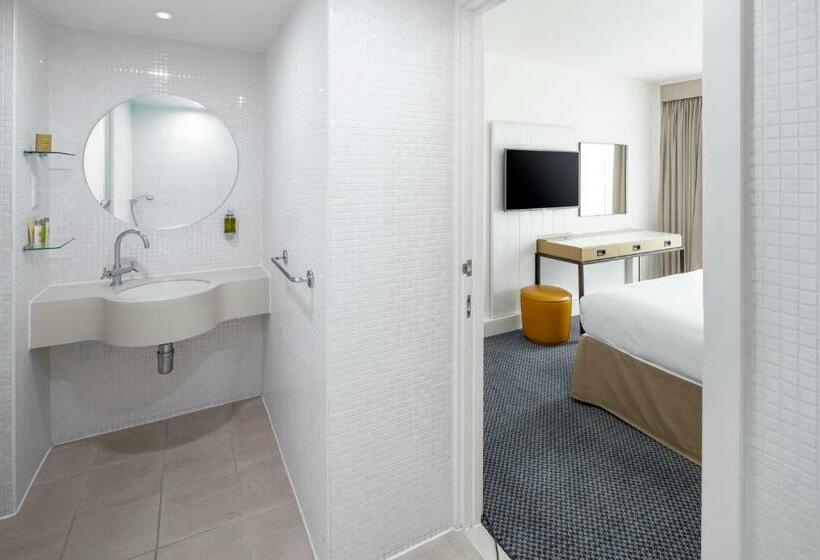 מיטת קינג בסוויטה, Doubletree By Hilton  Manchester  Piccadilly