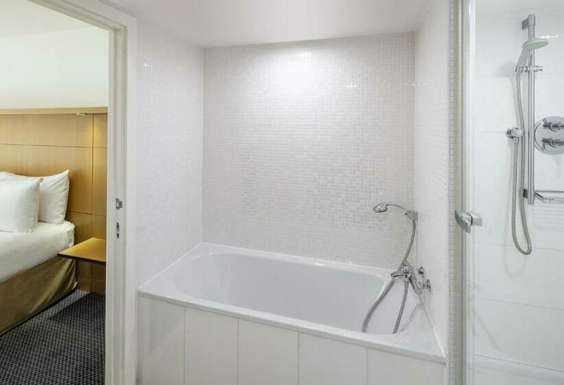 מיטת קינג בסוויטה, Doubletree By Hilton  Manchester  Piccadilly