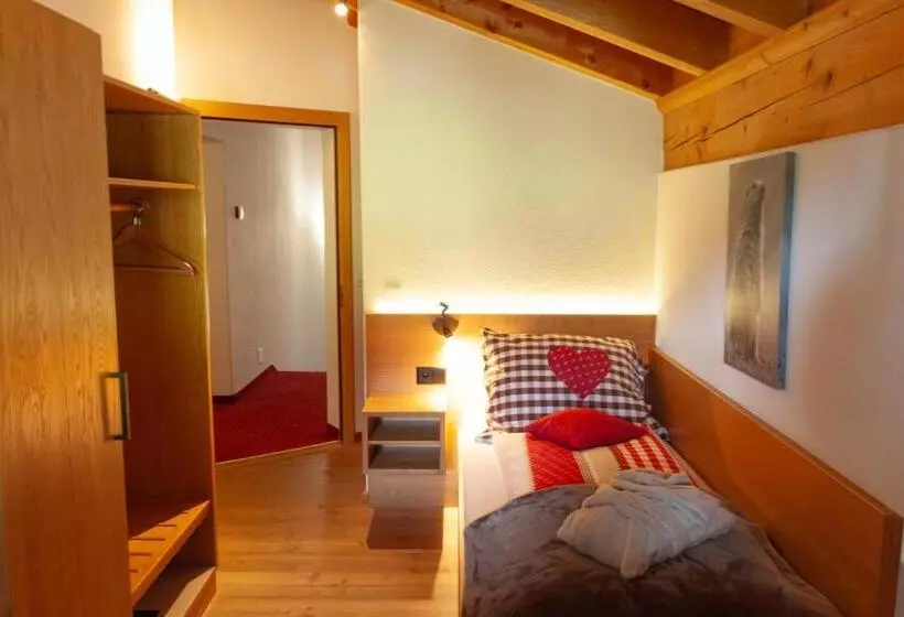 Standard Yhden Hengen Huone, Madrisajoch