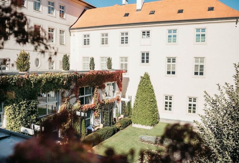اتاق لوکس با چشم‌انداز باغ, Mandarin Oriental Prague