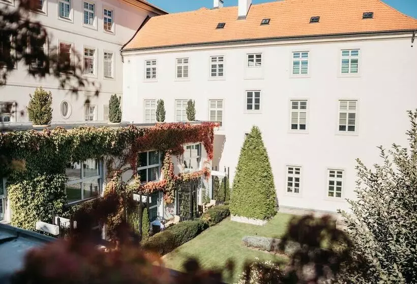 اتاق لوکس با چشمانداز باغ, Mandarin Oriental Prague
