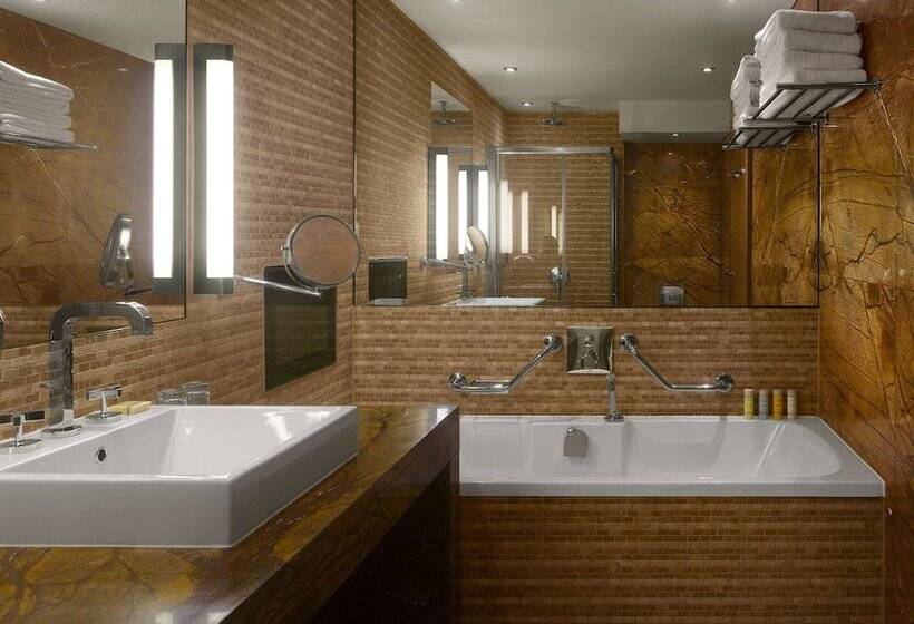 주니어 스위트 발코니, Radisson Blu Royal Hotel Dublin